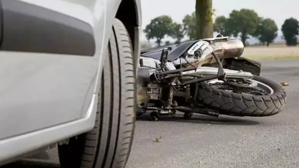 Motociclist de 17 ani rănit într-un accident pe DN6 și sancționat de polițiști