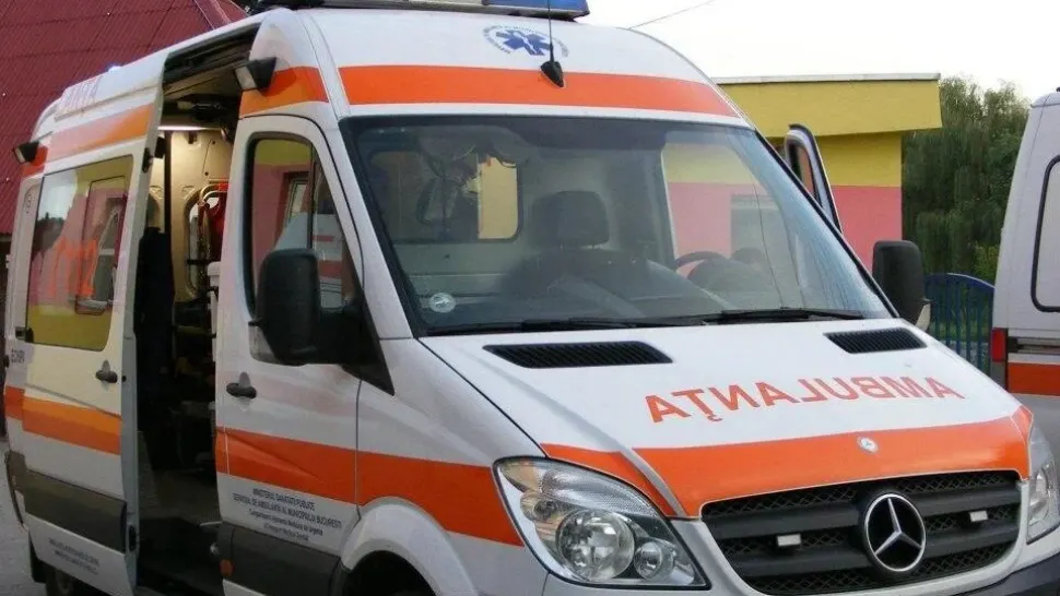 Femeie rănită într-un accident pe DN 6, după ce mașina ei a fost lovită din spate