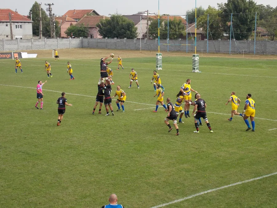 Unde Primaria nu face, intervin suporterii. Iubitorii de rugby hotărâți să repare tribuna stadionului pe care evoluează campionii României