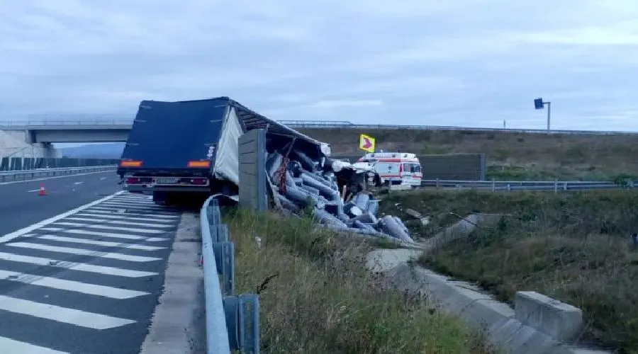 Accident violent în Timiș. Doi oameni prinși între fiarele mașinilor