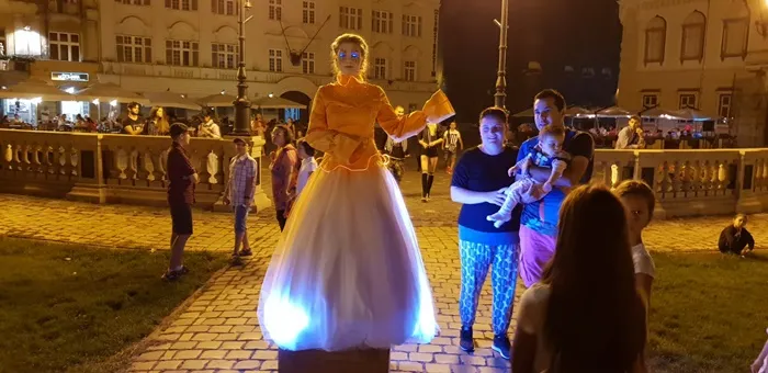 Arta a ieșit în stradă la Timișoara. Spectacol cu jonglerii de foc în prima seară de CheckArt Festival