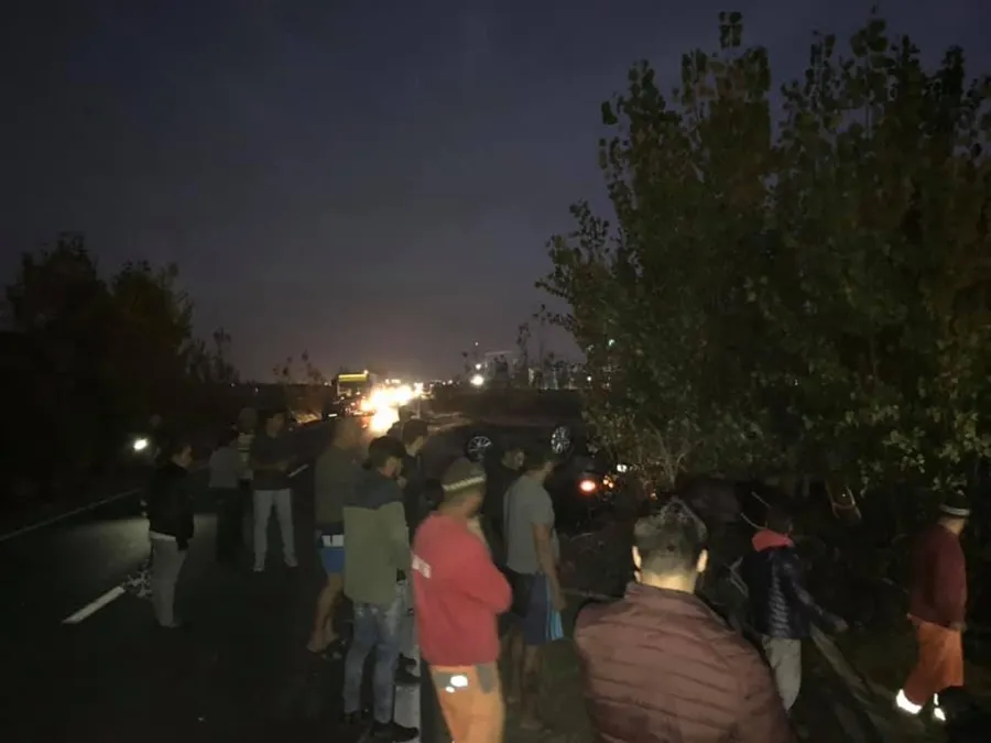 Mașină răsturnată după impactul cu două căruțe pe o șosea din Timiș