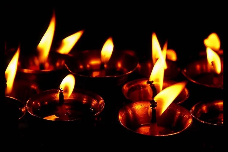 Candele aprinse în Piața Victoriei în memoria victimelor de la Colectiv