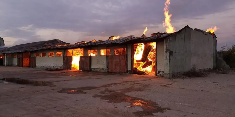 Incendiu puternic la o hală veche