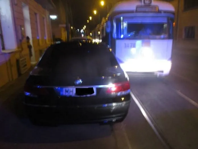 A blocat circulația tramvaielor și a plecat la restaurant