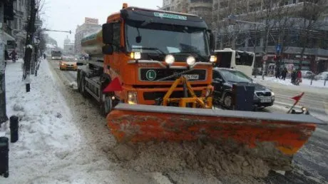 Zăpadă pe drumurile din vestul țării. Angajații de la drumuri intervin de urgență. VIDEO!