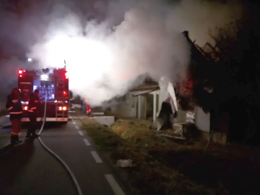 Două incendii puternice noaptea trecută în Timiș. Un om a fost găsit mort
