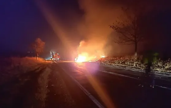 Mașină în flăcări pe o șosea din Timiș