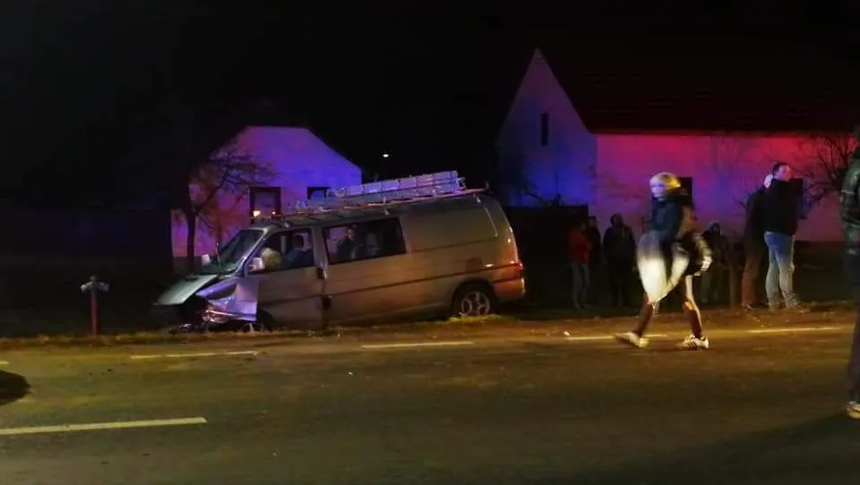 Un microbuz și un autoturism s-au ciocnit. Patru victime