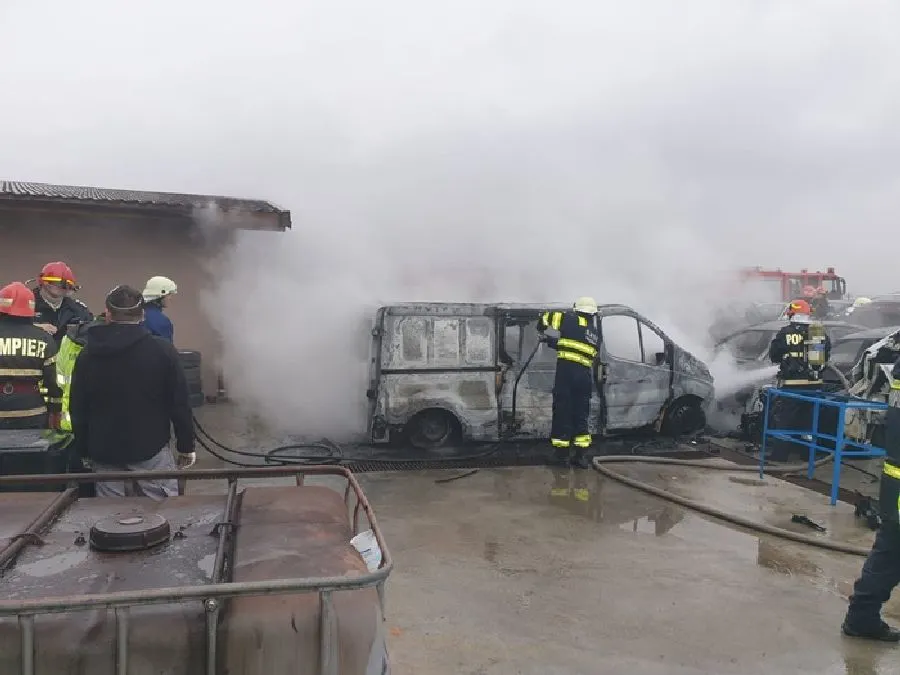 Incendiu într-o localitate din Timișoara. Mai multe mașini s-au făcut scrum