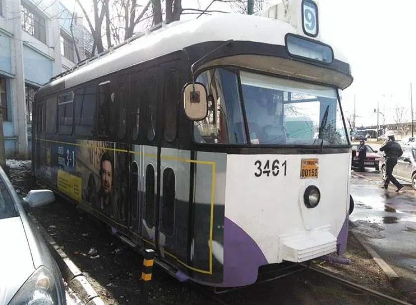 Tramvai înțepenit pe șine împins de călători