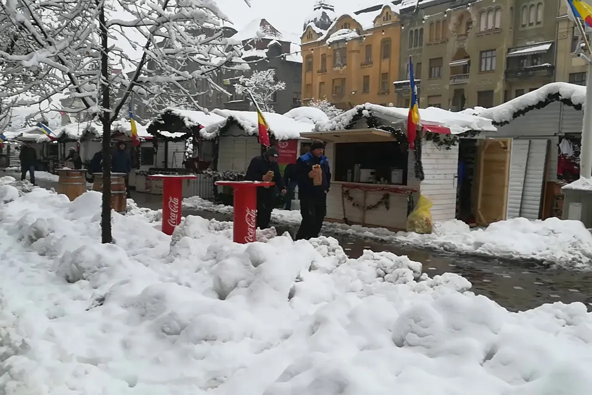 De la tejghea, la lopata. Târgul de Crăciun plin de nămeți. Video