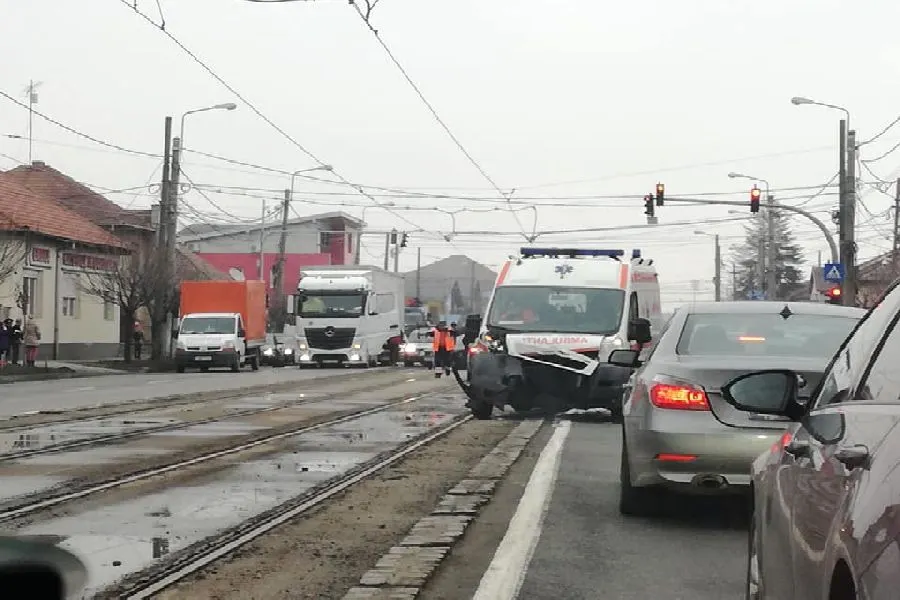 O ambulanță aflată în misiune și un autoturism s-au izbit într-o intersecție din Timișoara