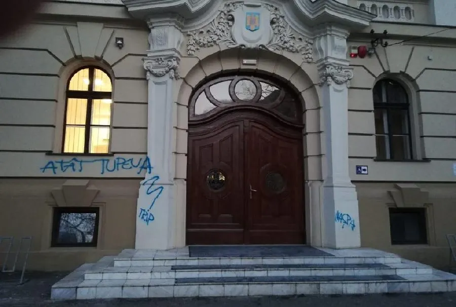 Pedeapsă exemplară pentru un tânăr care a mâzgălit fațada unui liceu de elită din Timișoara