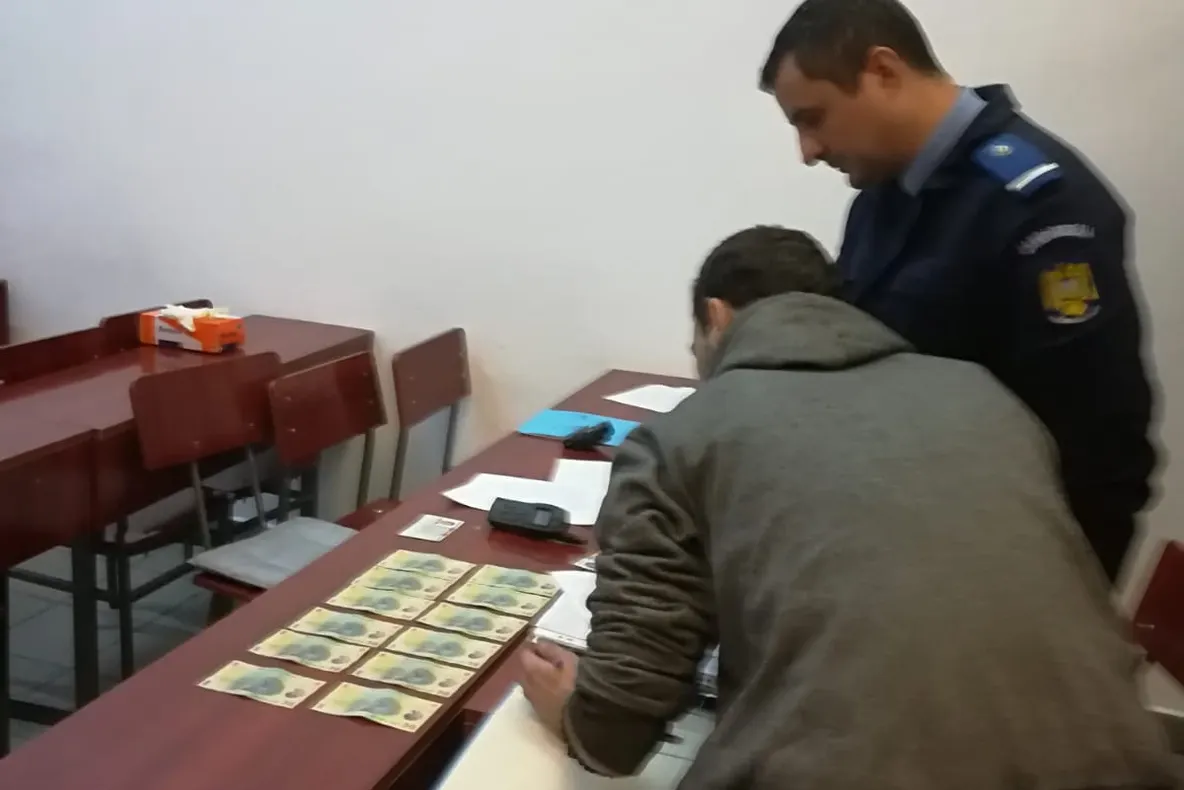 Femeie atacată de un hoț.  Acesta i-a furat toți banii din buzunare