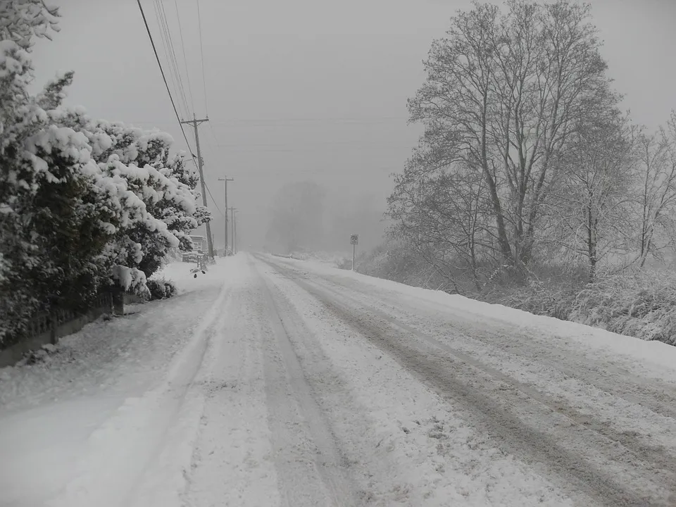 Șoselele din vest sunt acoperite de zăpadă sau polei. VIDEO!