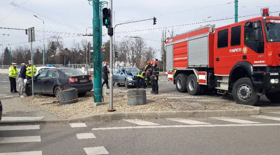 Ciocnire violentă într-o intersecție din Timișoara. Oameni răniți în urma impactului