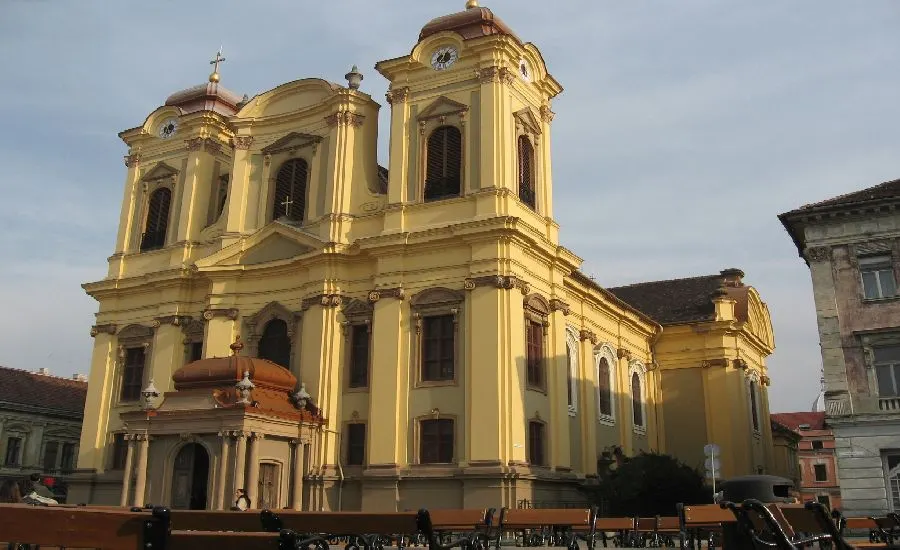 Schimbare totală pentru cea mai frumoasă clădire barocă din Timișoara. Au început lucrările de modernizare ale Domului Catolic. Foto