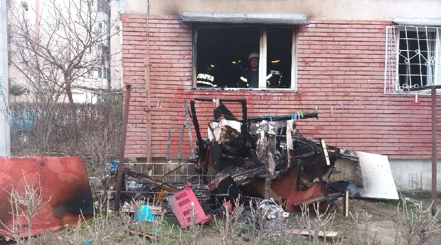 Panică într-un bloc din Timiș. Un apartament a luat foc și zeci de oameni au fost evacuați