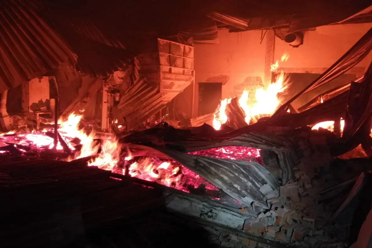Incendiu violent la o hală din Timiș. Intervenție dificilă pentru pompieri