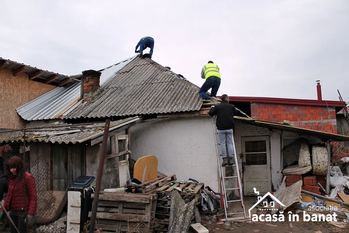 Oameni cu suflet mare au adus bucurie în sufletul unei bătrâne necăjite. O armată de oameni i-au reparat casa de lângă Timișoara