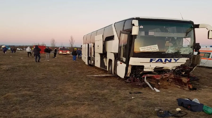 Ciocnire violentă între un autobuz și o mașină în Timiș. Un om a murit pe loc