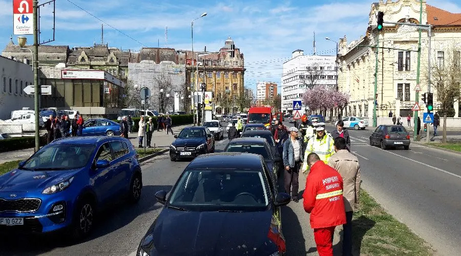 Accident în lanț pe o stradă intens circulată din Timișoara. Patru mașini s-au izbit. Foto
