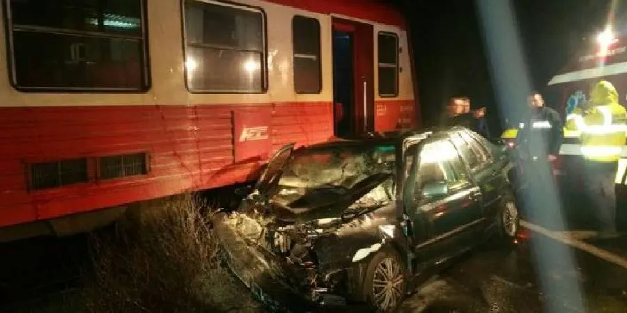 Mașină lovită de tren în Timiș. Șoferul a murit pe loc
