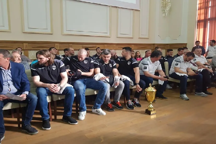 Cupa României adusă în sala de consiliu a Primăriei de handbaliștii de la SCM Politehnica. Trofeul a ajuns la Timișoara după 33 de ani