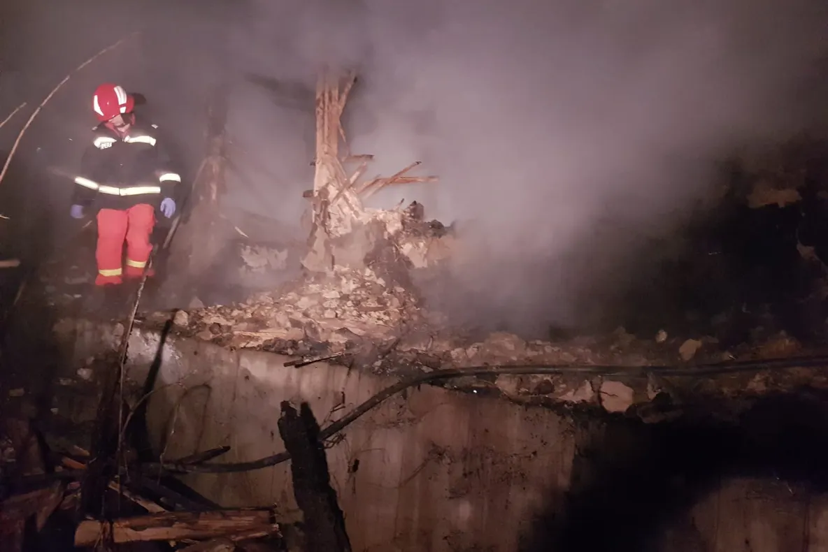 Incendiu puternic într-o gospodărie