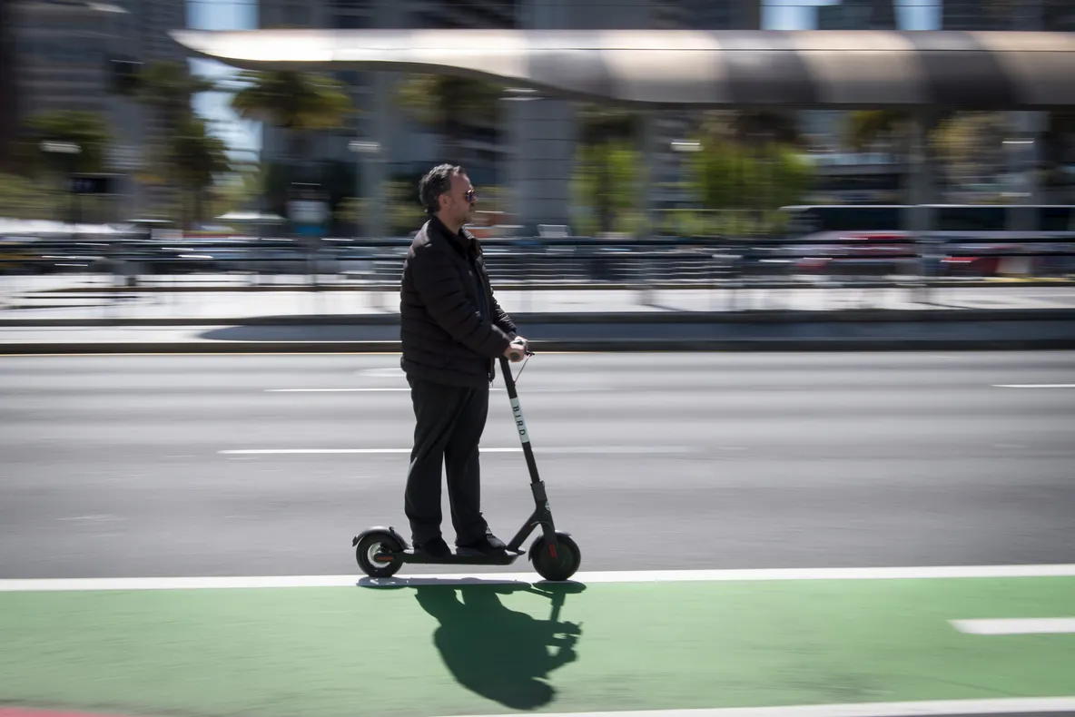 1200 de studenți pe o trotinetă electrică