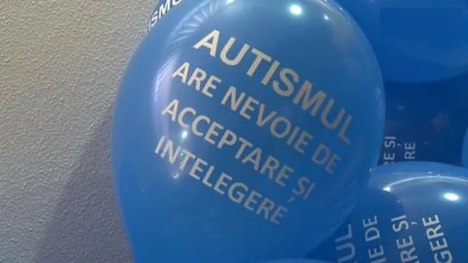 Zeci de baloane albastre și jucării scoase la vânzare pentru Alex