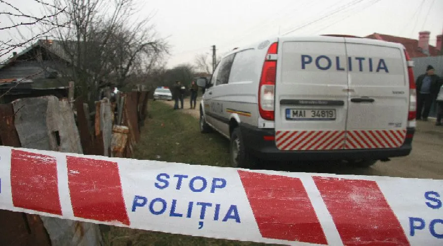Scandal într-o localitate din Timiș. Bărbat lovit cu toporul și împuns cu o furca