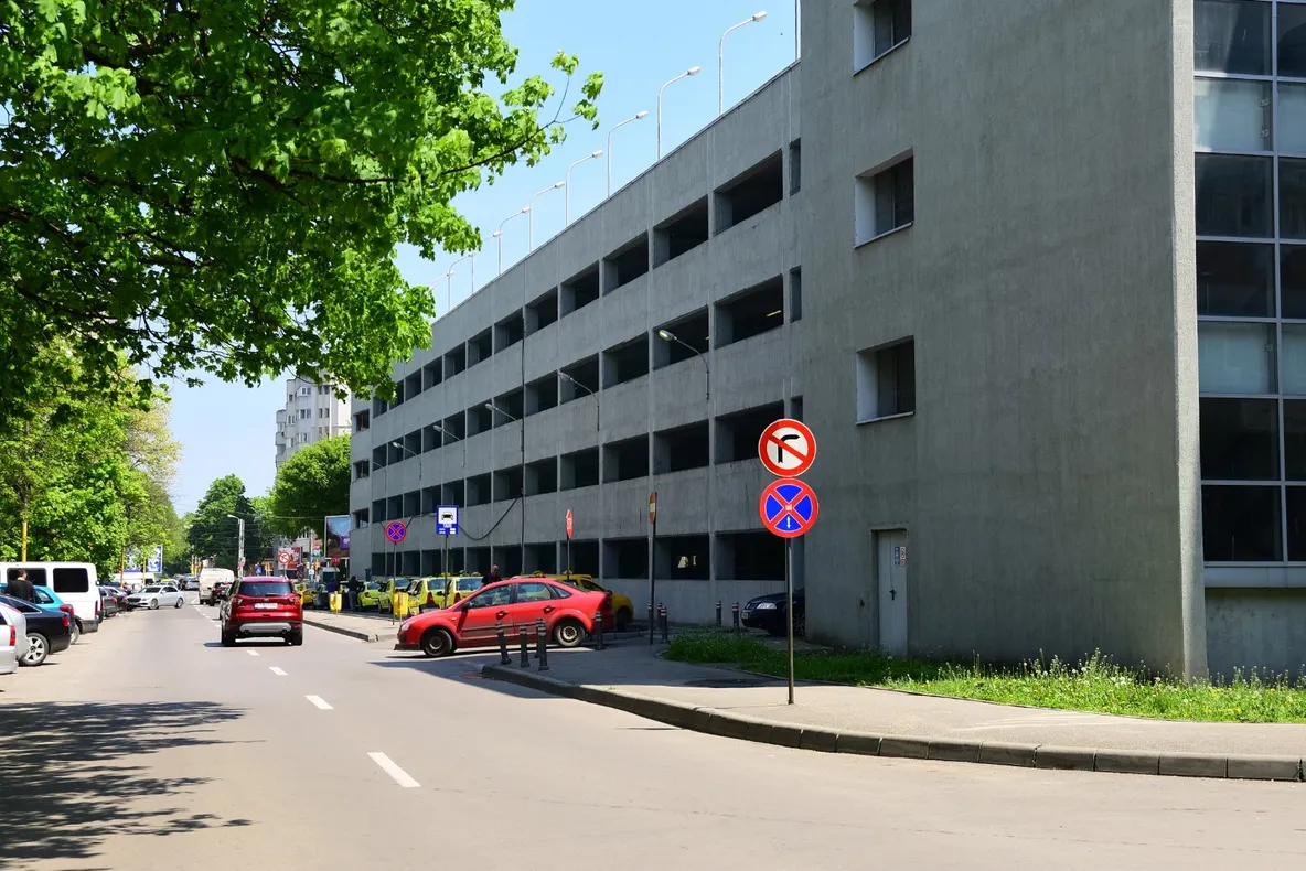 Zeci de locuri noi de parcare amenajate la Timișoara în loc de garaje demolate