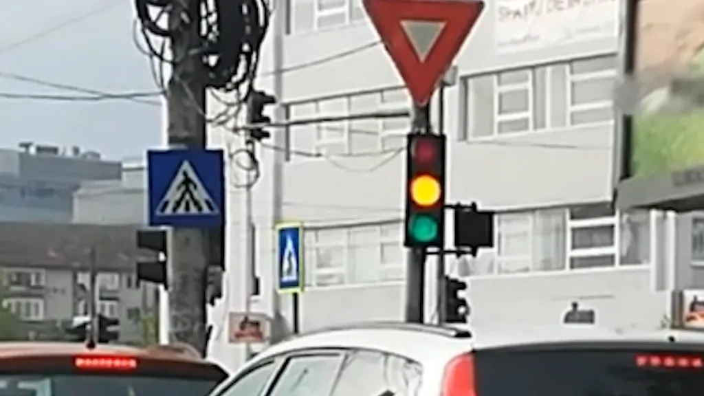 Semaforul minune. Niciun șofer nu a reușit să treacă pe verde. VIDEO!