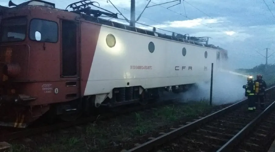 Incendiu la locomotiva unui tren în apropiere de Timișoara. Sute de călători evacuați