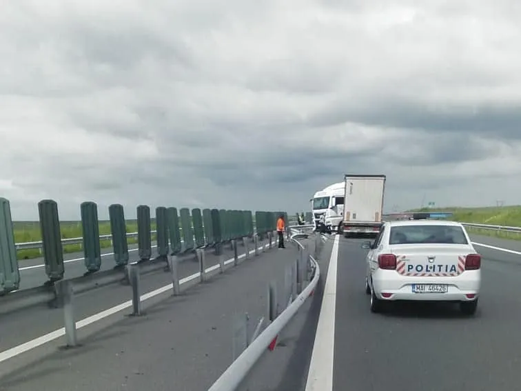 Accident pe autostradă, TIR din care se scurge combustibil. FOTO!