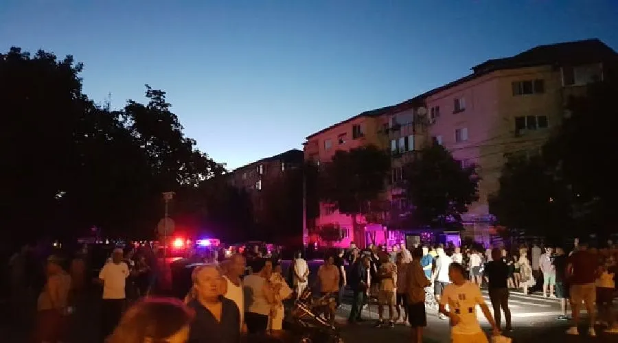 Oameni în stradă la Timișoara. Un cartier întreg lăsat în beznă de mai bine de 24 de ore