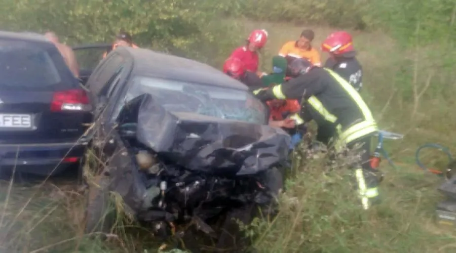 Accident cu cinci victime pe o șosea din Timiș. A intervenit descarcerarea