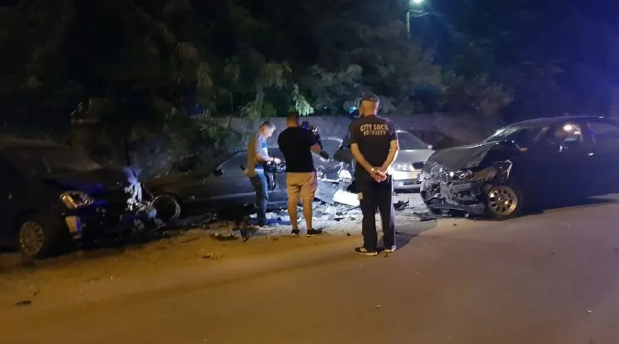 Cursă cu poliția pe urme încheiată cu distrugerea a trei mașini la Timișoara