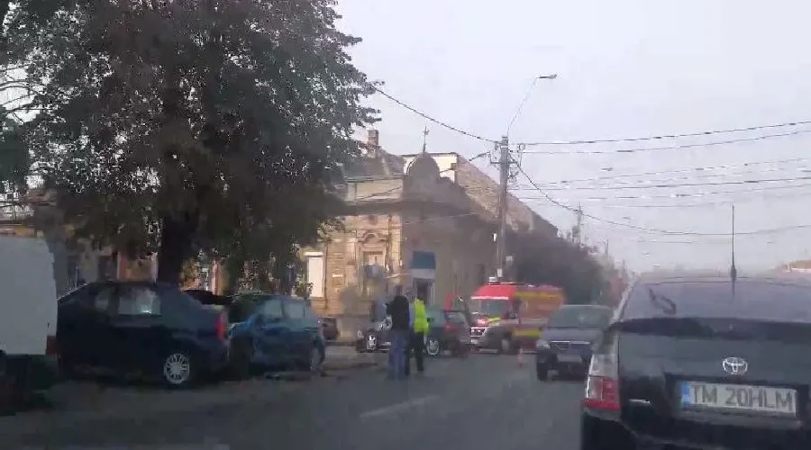 Accidente violente pe două străzi din Timișoara. Mai mulți oameni au ajuns la spital