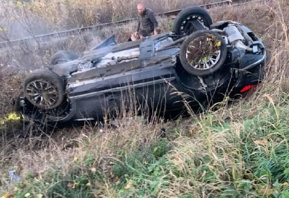 Accident în apropiere de Timișoara. Mașina unui sârb a ajuns cu roțile în sus