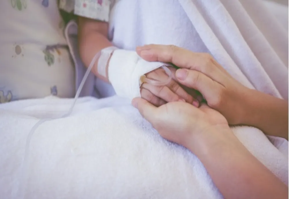 Doi copii și mama lor au murit după ce în bloc s-a dat cu pesticide