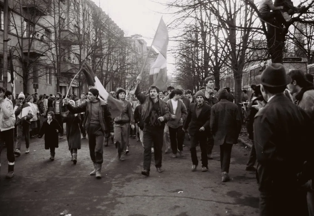 Imagini și portrete ale Revoluției din 1989, proiectate pe clădirea fostei garnizoane din Timișoara