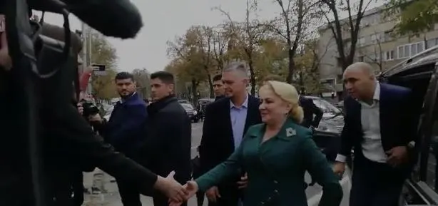 Viorica Dăncilă a fost întâmpinată de un grup de protestatari la Palatul Administrativ din Timișoara. Video!