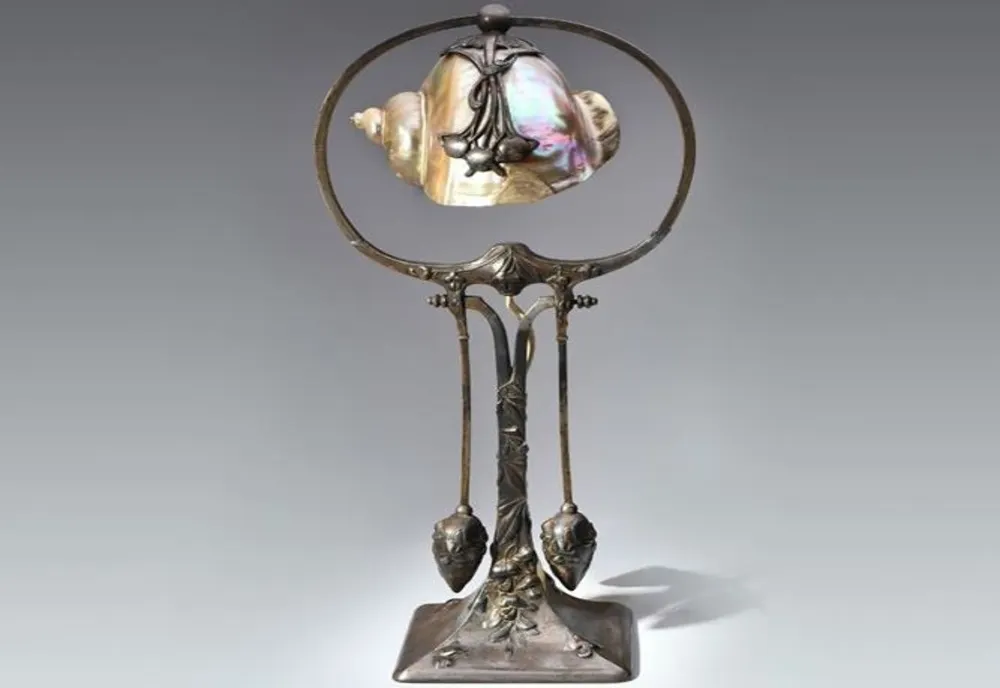 O lampă din argint în stil Art Nouveau, exponatul lunii la Muzeul Național al Banatului din Timișoara