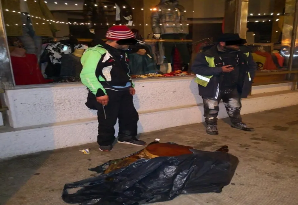 Hoți prinși cu mezelurile în sac