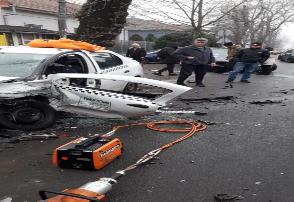 Un taximetrist a fost salvat din mașina în care a rămas încarcerat