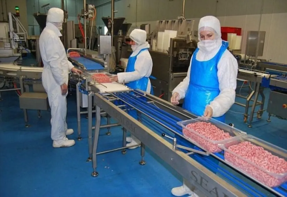 Peste 100 de angajați ai unei firme de procesare a cărnii din Timiș, bolnavi de coronavirus