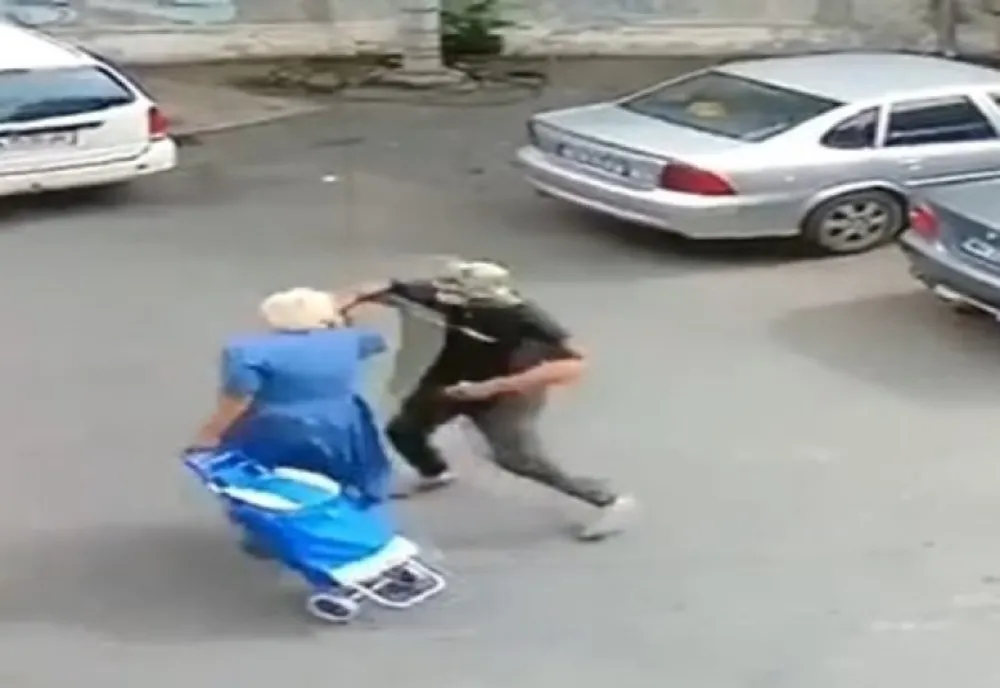 Femeie de 81 de ani, tâlhărită de un tânăr care i-a smuls lanțișorul de aur de la gât.  Video!